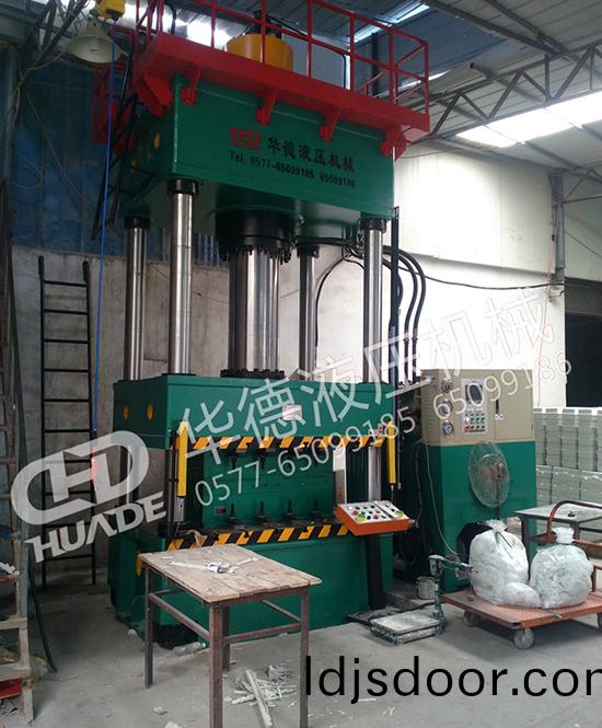 HDY71係列(lie)四(si)柱液壓(ya)機(ji)